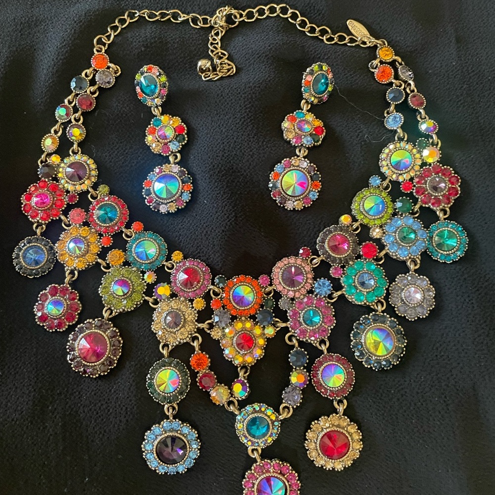 Multicolored necklace and dangle earrings